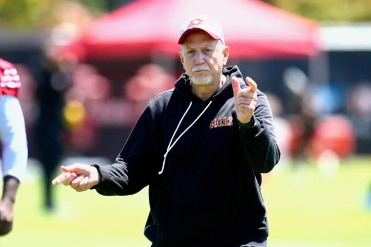 Shanahan makes cameo appearance at 49ers practice